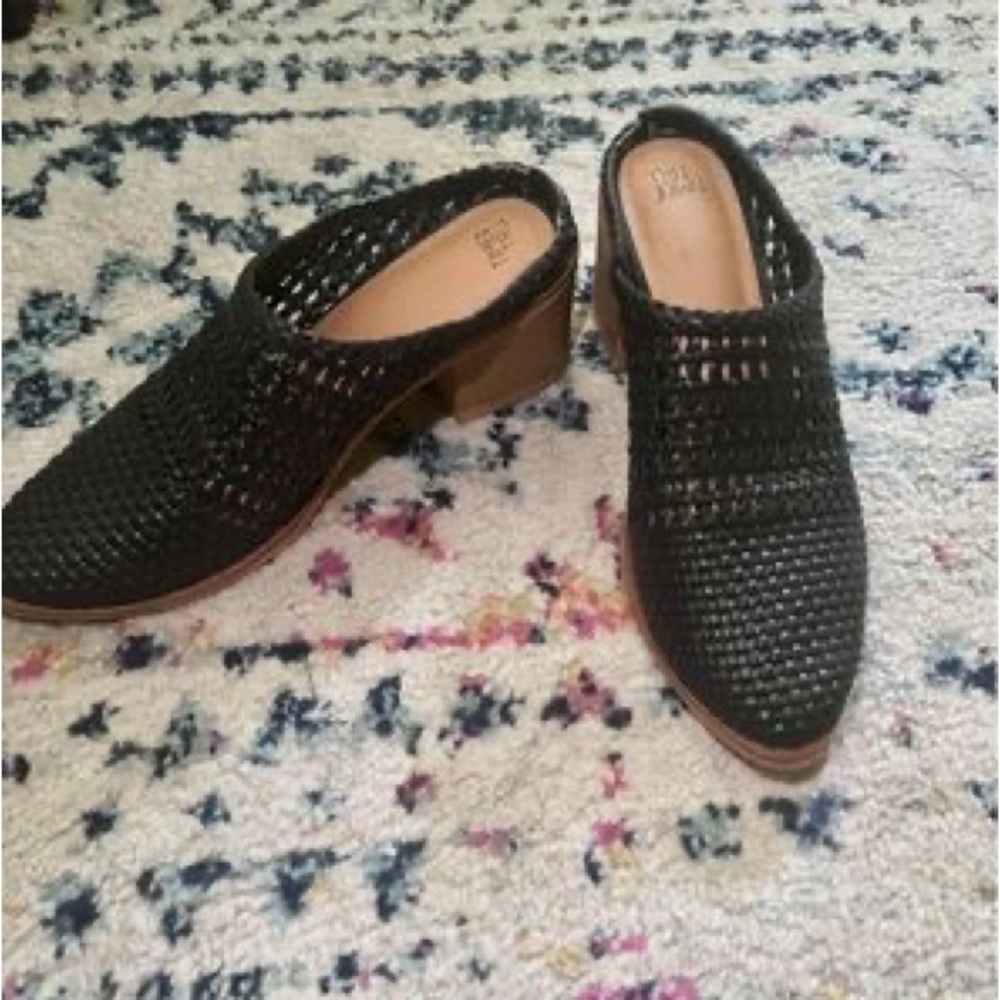 Cute fall/spring/summer mules. Size 8